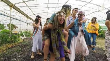 hippiler giysi ve özgürlük ile kutlama parti delirmek kızlar alternatif asi kavramı. mutluluk üzerinde sırt çantaları taşıyan ve birlikte eğlenmek Girls 