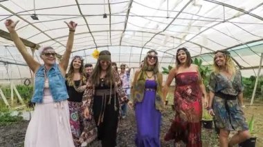 hippiler giysi ve özgürlük ile kutlama parti delirmek kızlar alternatif asi kavramı. mutluluk üzerinde sırt çantaları taşıyan ve birlikte eğlenmek Girls 