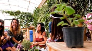 Doğa ve bitkiler ile jardin dükkanda tatil gün boyunca eğleniyor Beyaz Gençler