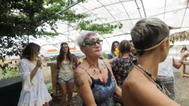 hippiler giysi ve özgürlük ile kutlama parti delirmek kızlar alternatif asi kavramı. mutluluk üzerinde sırt çantaları taşıyan ve birlikte eğlenmek Girls 