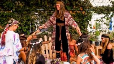hippiler giysi ve özgürlük ile kutlama parti delirmek kızlar alternatif asi kavramı. mutluluk üzerinde sırt çantaları taşıyan ve birlikte eğlenmek Girls 