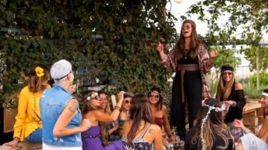 Grup deli kadın karışık yaştan genç için eski bir hippi tarzı olay hep birlikte eğleniyor. Grup insanlar kavramı renkli giysi ve mutluluk ile kutluyor