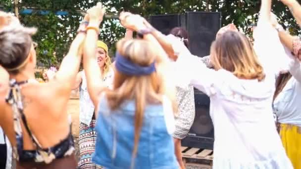 Grupo Mulheres Loucas Idades Mistas Jovens Velhos Divertindo Todos Juntos — Vídeo de Stock