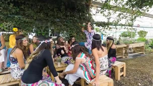一群疯狂的妇女混合年龄从年轻到老有乐趣所有在一起在嬉皮士样式事件 用彩色服装和快乐庆祝集团人概念 — 图库视频影像