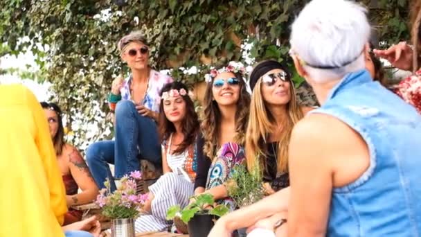 Group Free Hippy Rebel Alternative Style Young Women Together Dancing — Stock Video