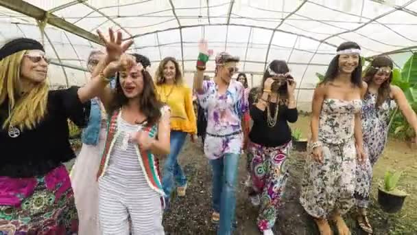 Group Free Hippy Rebel Alternative Style Young Women Together Dancing — Stock Video