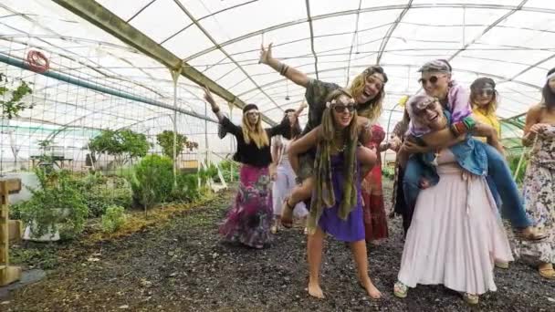 Fetele Înnebunesc Petrecere Sărbătorind Haine Hipioți Libertate Conceptul Rebel Alternativ — Videoclip de stoc