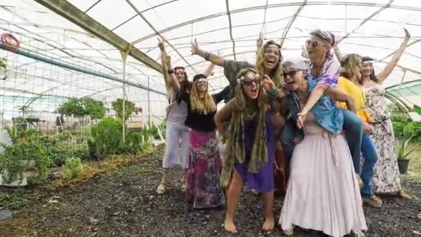 Chicas Enloqueciendo Fiesta Celebrando Con Hippies Ropa Libertad Concepto Rebelde — Vídeos de Stock