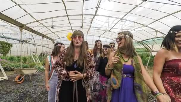 Chicas Enloqueciendo Fiesta Celebrando Con Hippies Ropa Libertad Concepto Rebelde — Vídeo de stock