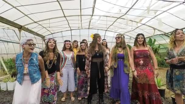 Chicas Enloqueciendo Fiesta Celebrando Con Hippies Ropa Libertad Concepto Rebelde — Vídeos de Stock