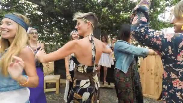女孩们疯狂的聚会上用嬉皮士的衣服和自由替代反叛的概念来庆祝 女孩随身携带背包和乐趣一起快乐 — 图库视频影像