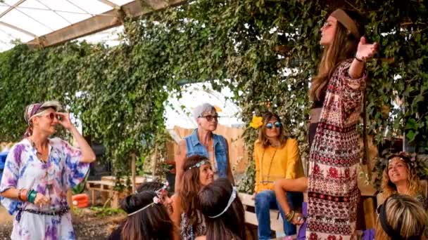 Mädchen Verrückt Party Feiern Mit Hippie Klamotten Und Freiheit Alternative — Stockvideo
