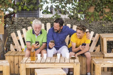 dedesi baba ve oğul yeğeni ile eski genç kalmak birlikte internet ve onay modern ilgili kavramlar için bağlanmak için hücresel teknoloji smartphone kullanarak aile nesiller erkekler. Beyaz insanlar açık eğlence kavramı