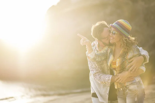 Ευτυχισμένο Καυκάσιος Ζευγάρι Στην Αγάπη Αγκαλιάζει Στην Παραλία Κατά Διάρκεια — Φωτογραφία Αρχείου