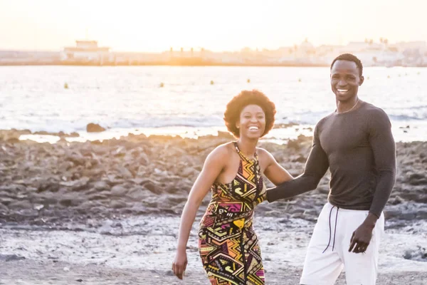 Feliz Casal Pele Negra Africana Corrida Juntos Divertindo Praia Férias — Fotografia de Stock