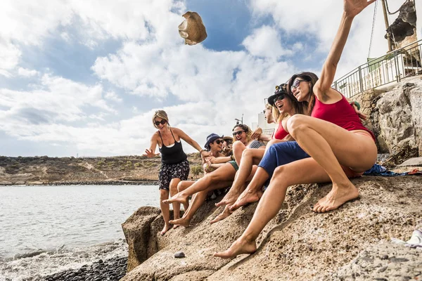Grup Birlikte Dostluk Içinde Vasıl Belgili Tanımlık Kıyı Tatil Eğleniyor — Stok fotoğraf