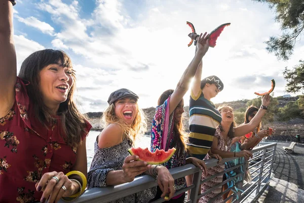 Las Chicas Vuelven Locas Verano Con Sandía Amistad Relación Concepto — Foto de Stock