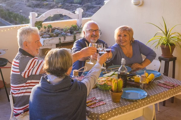 Terraza Azotea Barbacoa Para Cuatro Hombres Mujeres Mayores Edad Que —  Fotos de Stock