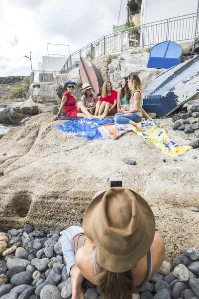 Gruppe junger Freundinnen bleibt zusammen an der Küste in Summa — Stockfoto