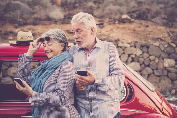 Ein Glückliches Älteres Seniorenpaar Benutzt Sein Mobiltelefon Freien Der Nähe — Stockfoto