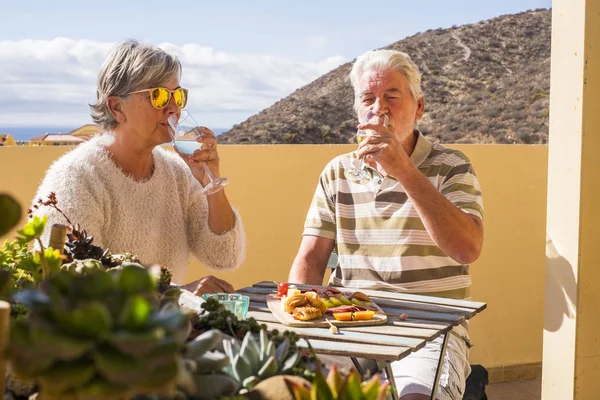 Pareja Adultos Mayores Aire Libre Azotea Bebiendo Poco Vino Blanco —  Fotos de Stock