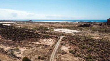 Kanarya Adaları'nda volkanik manzara üzerinde bisikletle seyahat eden kadın.