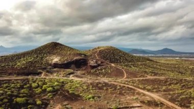 Lanzarote la geria bağında Kanarya Adaları'nda siyah volkanik toprak