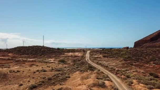 Kanarya Adaları Nda Volkanik Manzara Üzerinde Bisikletle Seyahat Eden Kadın — Stok video