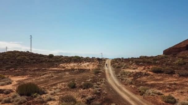 Donna Che Viaggia Bicicletta Paesaggi Vulcanici Nelle Isole Canarie — Video Stock