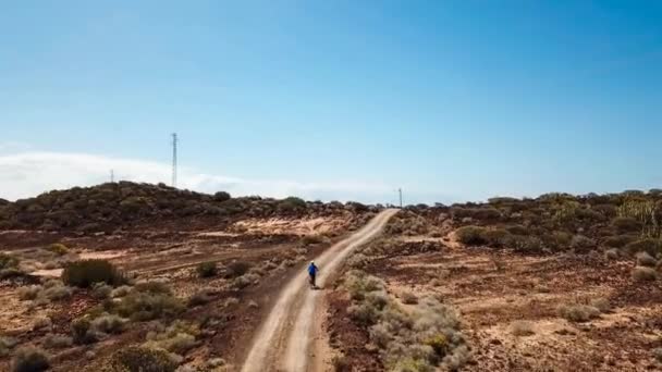 Nainen Matkustaa Polkupyörällä Vulkaanisella Maisemalla Kanariansaarilla — kuvapankkivideo
