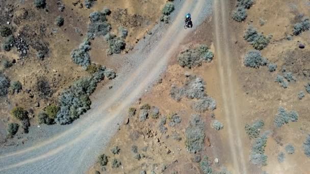 Femme Voyageant Vélo Sur Des Paysages Volcaniques Dans Les Îles — Video