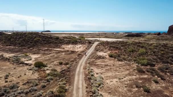 Kvinna Som Reser Med Cykel Vulkaniska Landskap Kanarieöarna — Stockvideo