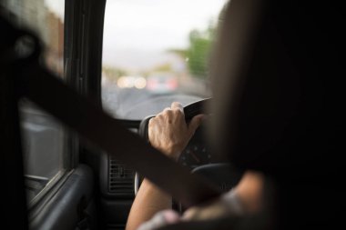 Yaşlı kadın araba koltuğu ile trafikte kemer bağlayın. Güvenlik ve hukuk kavramı güzel seyahat saygı