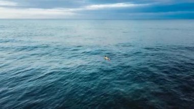 plajda denizin dalgaları