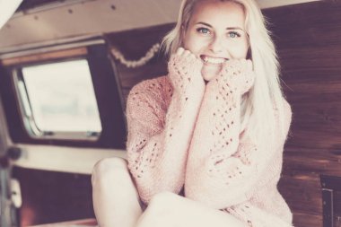 Güzel sarışın model beyaz beyaz deri ile güzellik yüz gülümsemeye kameraya bakıyorsun. ahşap iç dünya seyahat ve bağımsız yaşamak hazır ve özgürlük ile minibüste otur