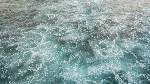 dalga okyanus güzel hava görünümünü. mavi renkler ve canlı bir tehlikeli su hiçbir insan ile denizin ortasında beyaz köpük