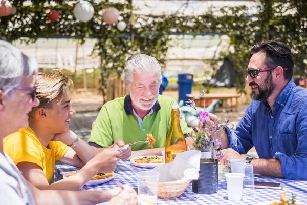Familia Feliz Comer Juntos Restaurante Aire Libre Colores Felicidad Para —  Fotos de Stock