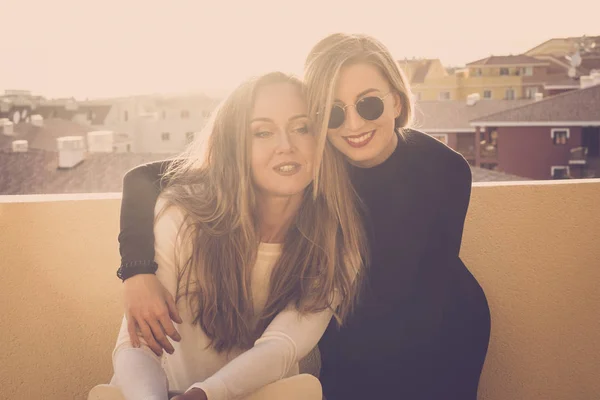 Couple Two Beautiful Models Females Hugging Outdoor Rooftop Terrace Home — Stock Photo, Image