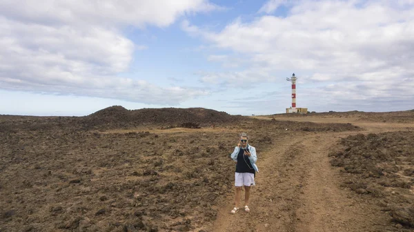 Adulto Mayor Caucásico Hermosa Mujer Escuchar Música Camino Fuera Carretera — Foto de Stock