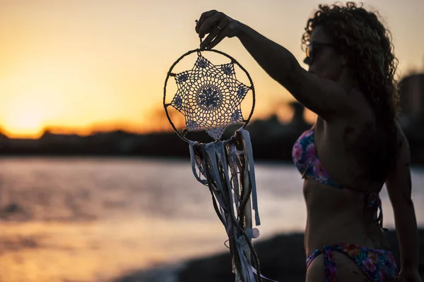 Joven Hermosa Mujer Tomar Atrapasueños Durante Maravillosa Puesta Sol Playa — Foto de Stock