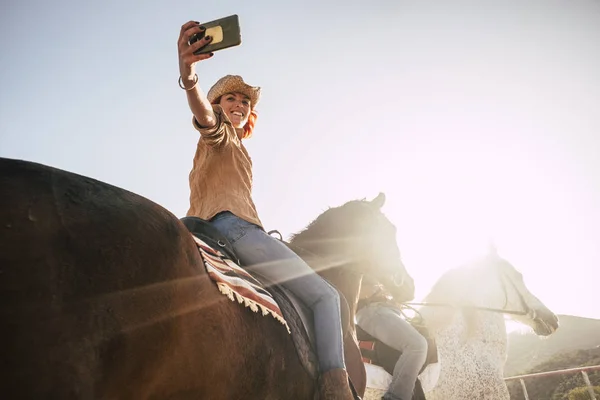 Couple Riding Horses Take Selfie Modern Technology Smartphone Cowboy Lifestyle — Stock Photo, Image