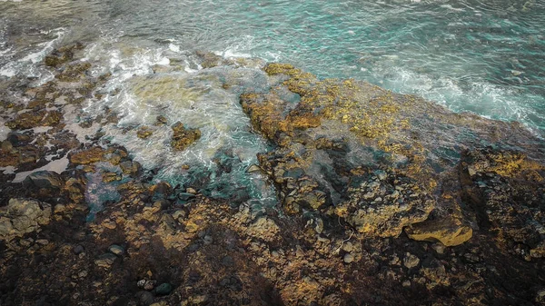 美丽的海浪鸟瞰 蓝色和白色泡沫的生活危险的水与岩石海岸线 没有人 — 图库照片