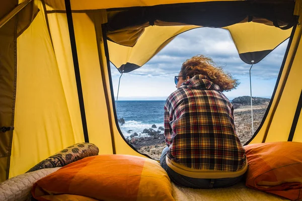 テントの外に座っている裏面から素敵な女性ビューは車にマウントされています 屋外の自由休暇の代わりとなる概念は ドアの外で海を見ています 感じ海と冒険 — ストック写真