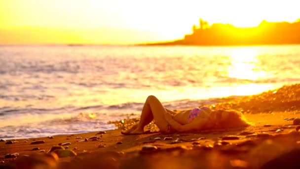 Legen Sie Sich Entspannt Schöne Kaukasische Dame Auf Den Sand — Stockvideo