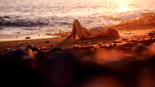 Allongez Vous Belle Dame Caucasienne Détendue Sur Sable Près Des — Video