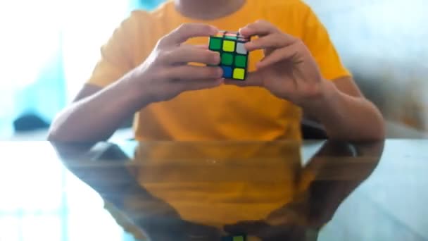 Pojken Håller Rubiks Kub Och Leka Med Det — Stockvideo