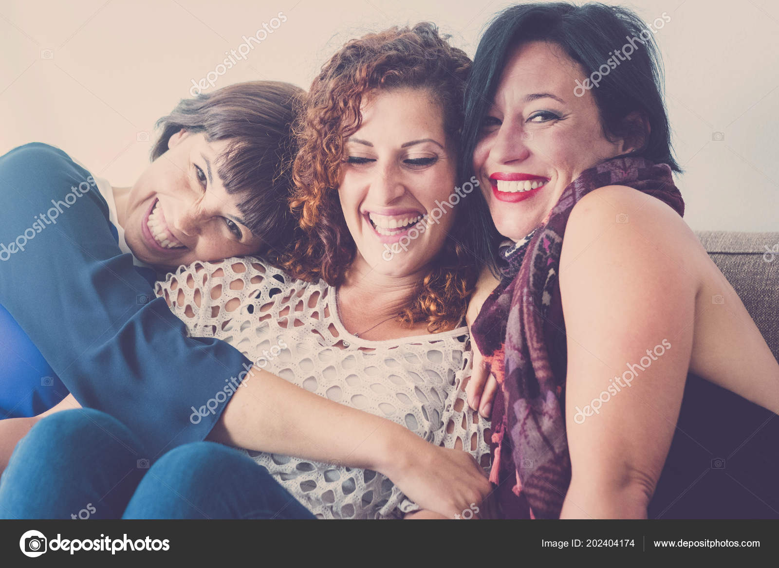 Dia da amizade três garotas bonitas jovens modernas abraçando