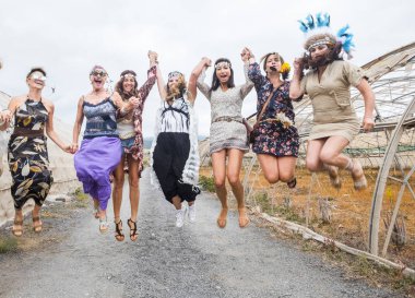 Parti üzerine karışık genç eskileri için herkes orta çağlardan sevinçle atlamak çok güzel dişi ile. hippi ve alternatif elbiseler ve kırsal kesimde dışında yaz festivali kavramı