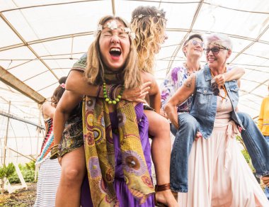 hippiler giysi ve özgürlük ile kutlama parti delirmek kızlar alternatif asi kavramı. mutluluk üzerinde sırt çantaları taşıyan ve bir Jardin birlikte eğleniyor Girls
