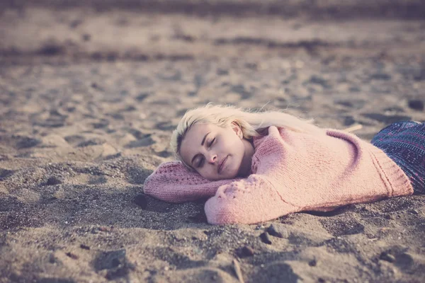 Nice Beautiful Caucasian Young Girl Lay Sleeping Relaxing Sand Beach — Stock Photo, Image